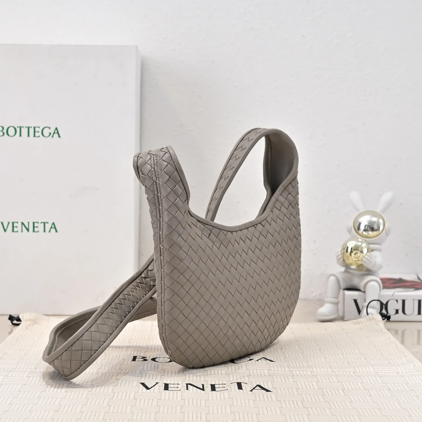 Batch 1660 BV intricate woven leather crossbody bag. Practical design. Made of soft cowhide weaving technology. The upper body has a high-end feel [Victory] zipper opening and closing method, which makes it more secure. It is light and comfortable to use. The crossbody shape is large enough and has full fashion attributes. ‼ ️Regardless of men and women, it is super versatile for any crowd or scene. Size: 27*17*2.5cm Model: 6918
